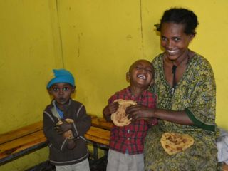 happy-children-smiling-mother-berta-breakfast-program.jpg
